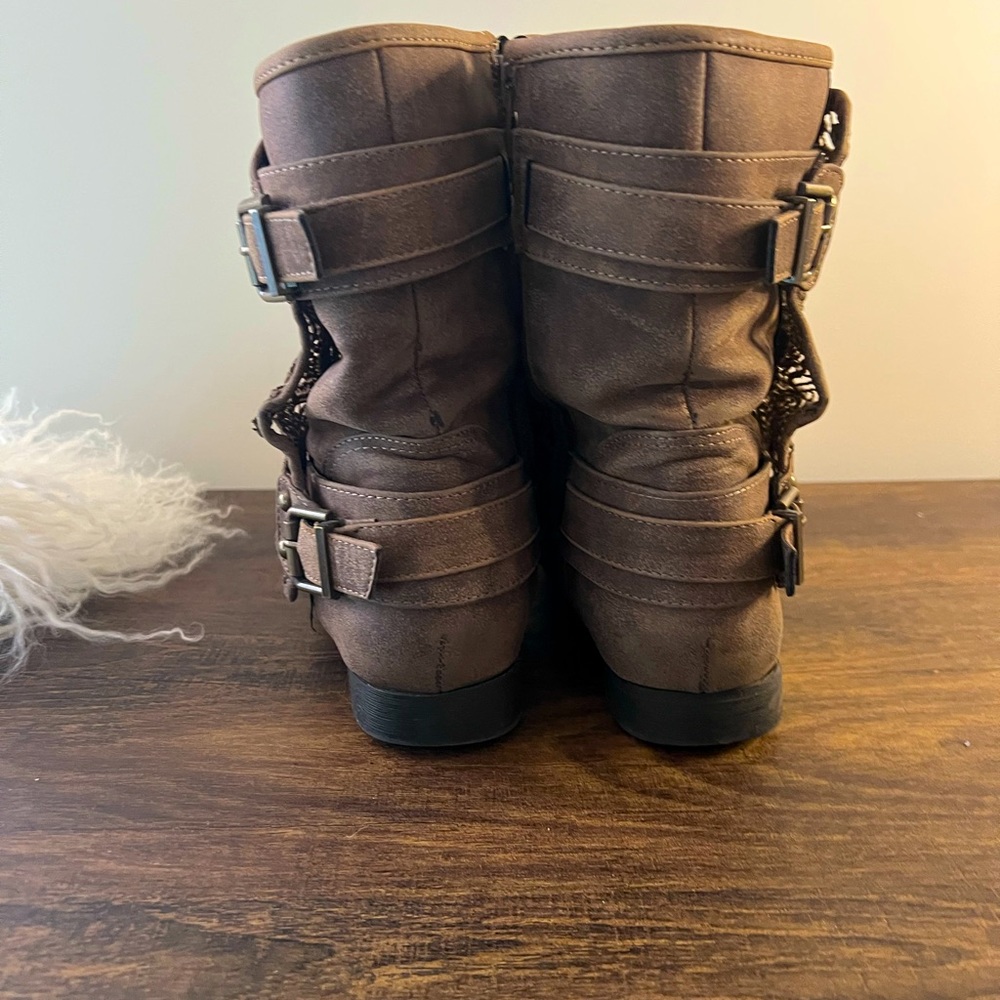 Brown casual, super comfy boots.